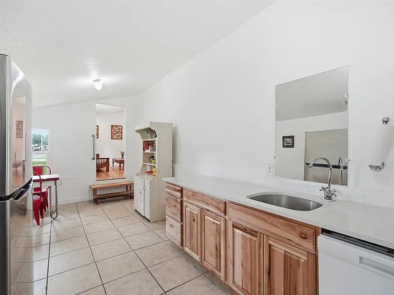 1001 E Reynolds St — Photo 7