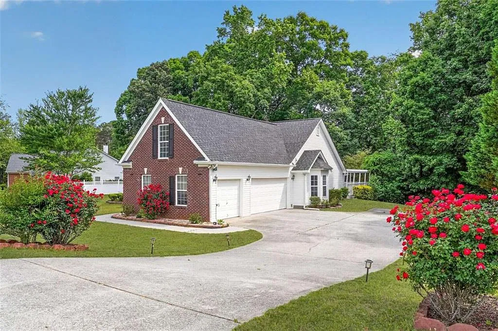 4 bed, 2.0 bath, 2428 sqft, $2,149 — Photo 2