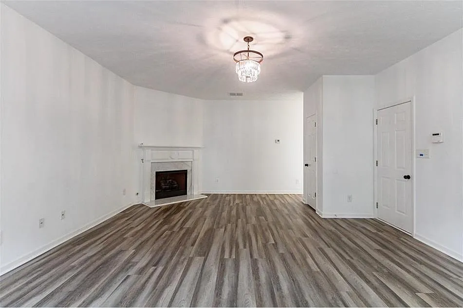 3 bed, 1851 sqft, $2,300 — Photo 2