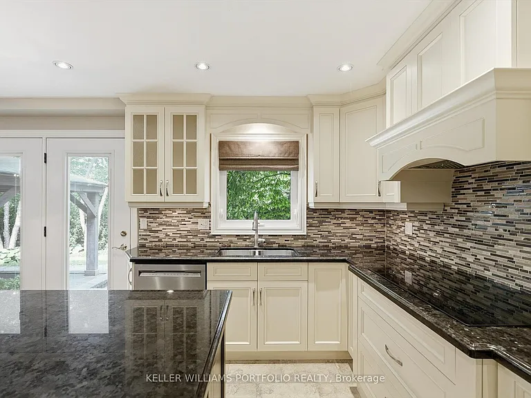 287 Royal Albert Ct — Photo 16