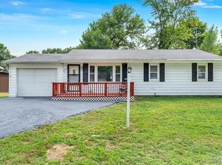 16 Sandridge Dr, New Athens, IL 62264
