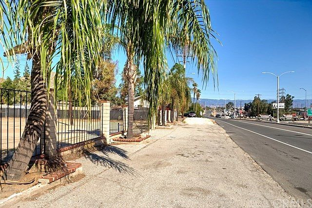 1st image of 2941 S La Cadena Dr