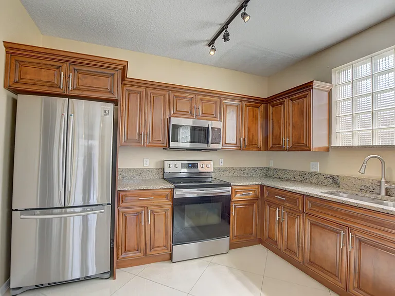 11073 Harbour Springs Cir — Photo 36