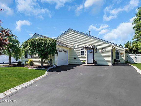 3rd image of 9 Colonial Drive