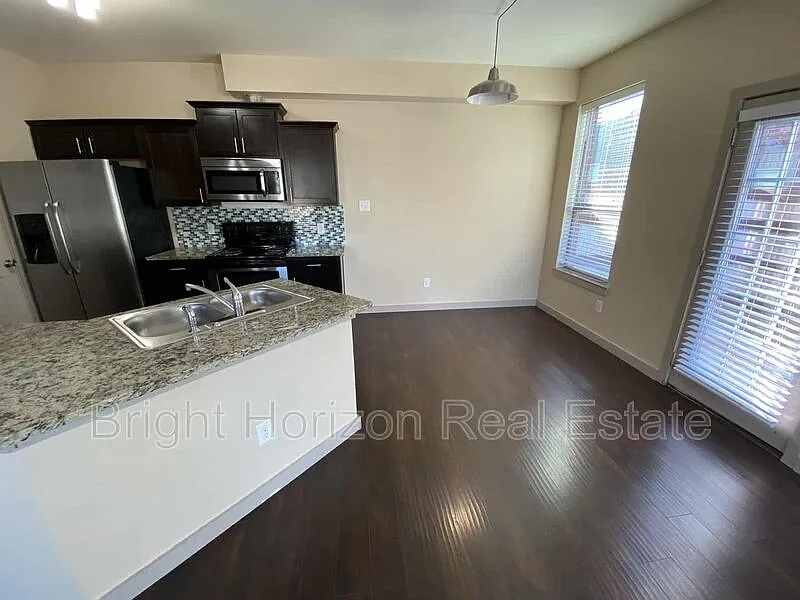 2 bed, 2.5 bath, 1350 sqft, $1,650 — Photo 4