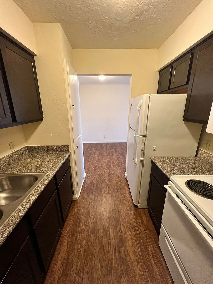 Renaissance Park Apartments — Photo 4