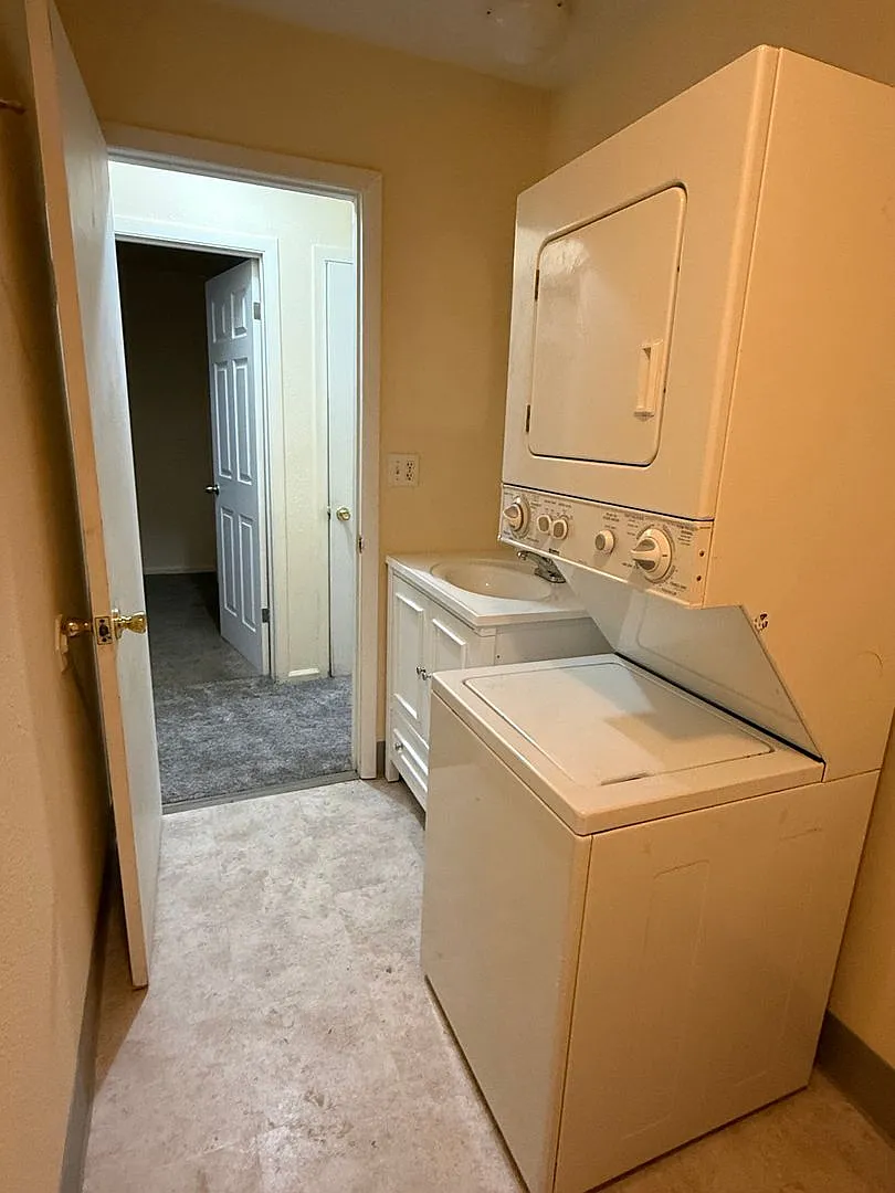 405-407 E Simpson St - Unit 1B — Photo 2