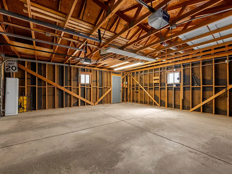 2140 Robin Dr — Photo 36