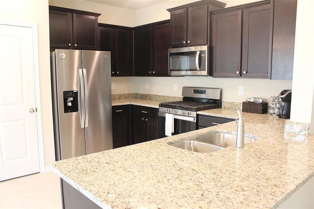 3 bed, 2.0 bath, 1763 sqft, $2,300 — Photo 2