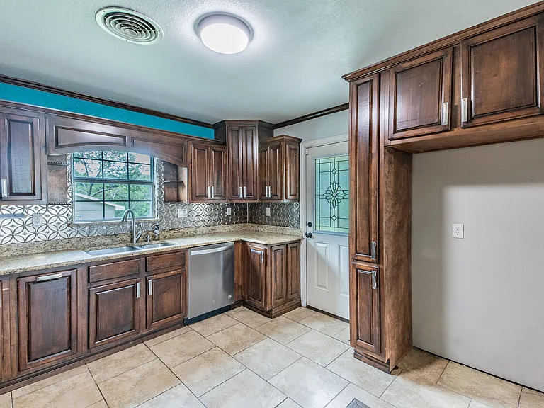 7824 Davenport Ave — Photo 10