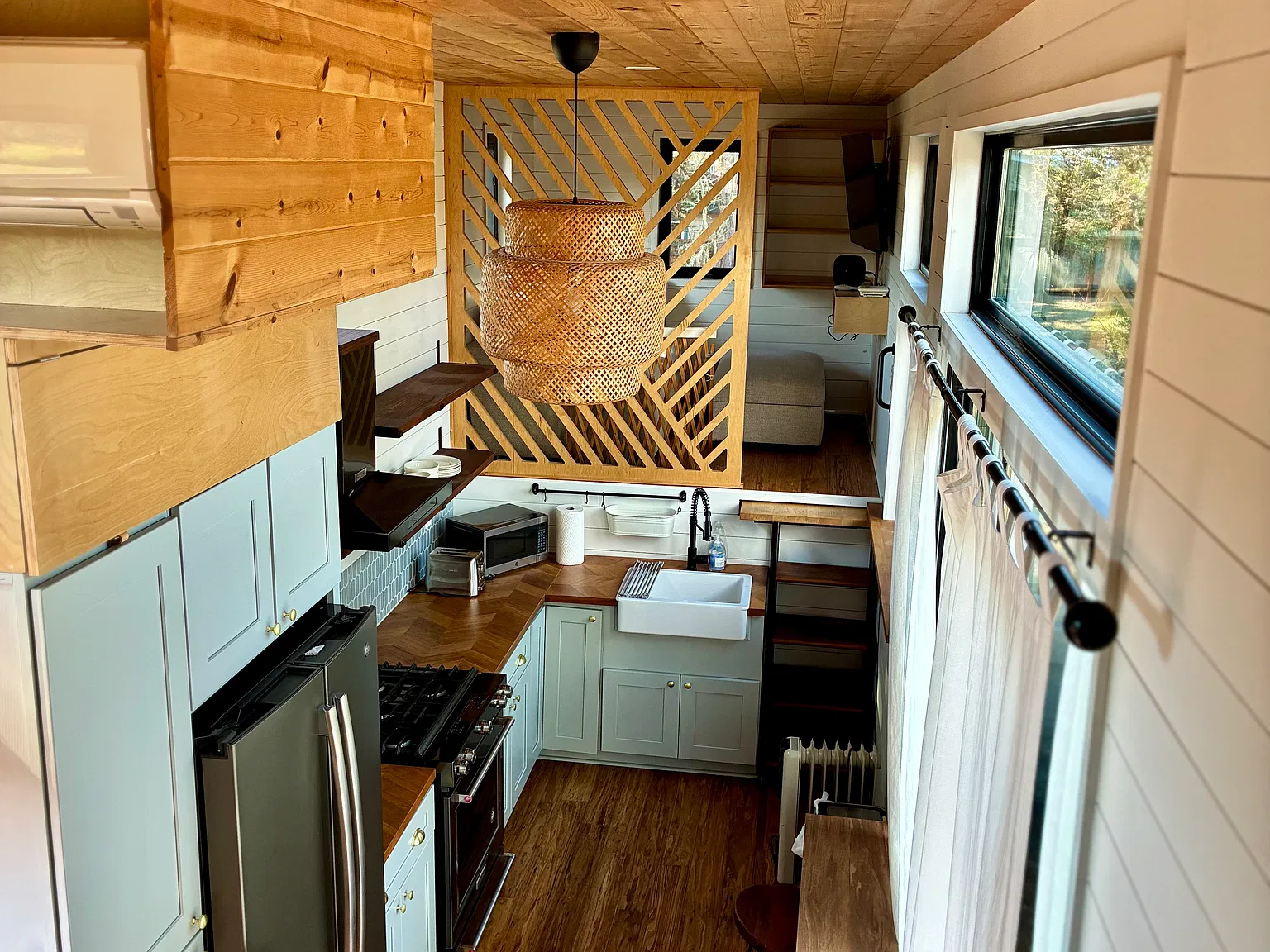 Studio, 450 sqft, $3,250 — Photo 2