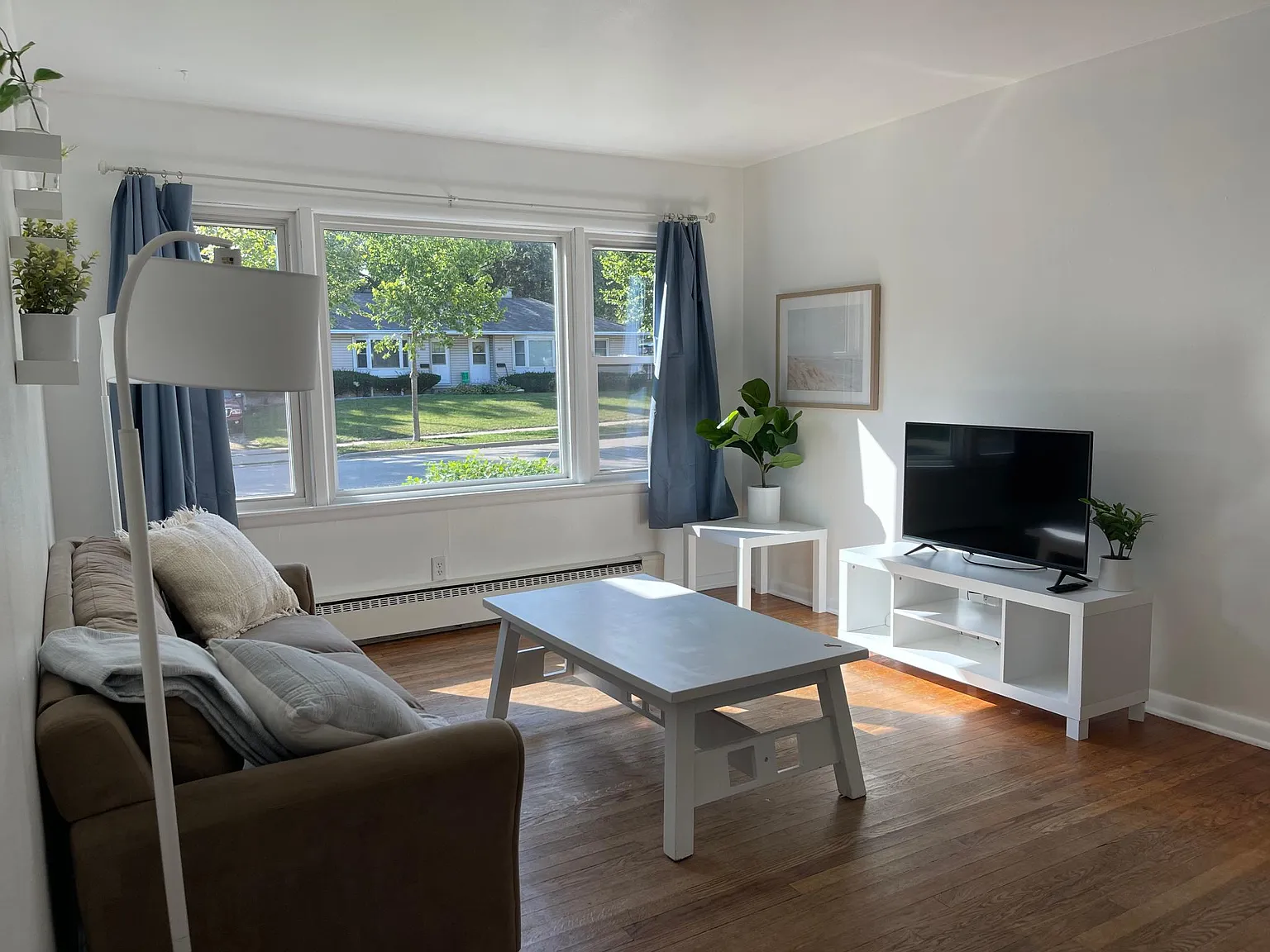 2 bed, 700 sqft, $2,600 — Photo 2
