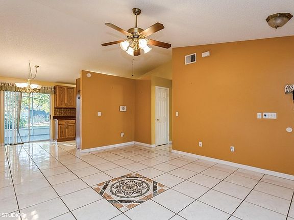 3rd image of 8 Lake Jackson Ct