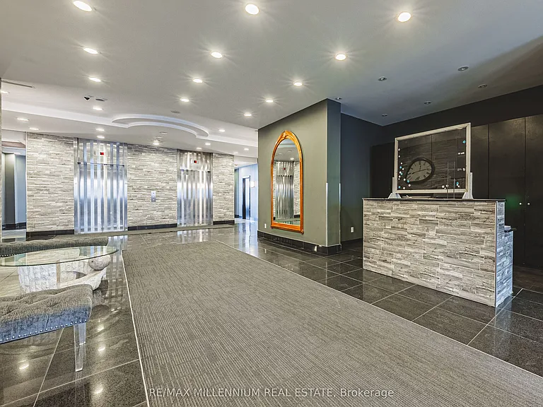 135 James St S #1401 — Photo 4