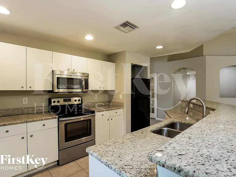 1002 NE 33rd Ln — Photo 5