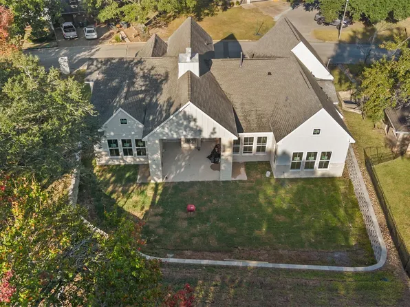 1511 Green Briar Dr, Huntsville, TX 77340