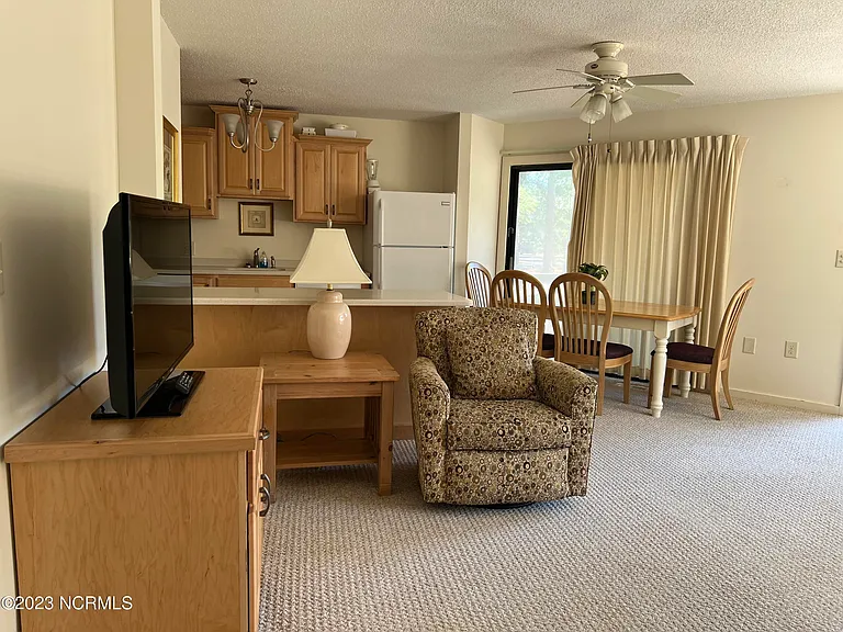 207 Foxkroft Dr — Photo 12