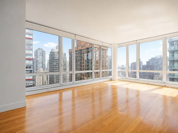 250 E 53rd St APT 3002, New York, NY 10022