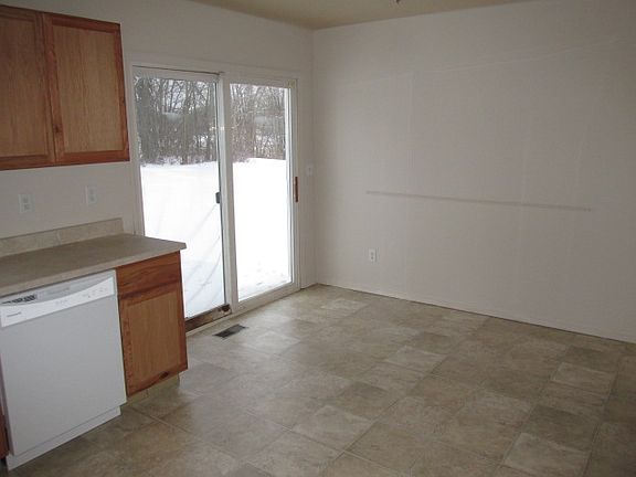 4th image of 261 Rockwell Ave