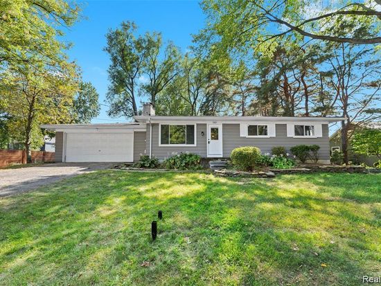 580 Colebrook Dr, Troy, MI 48083