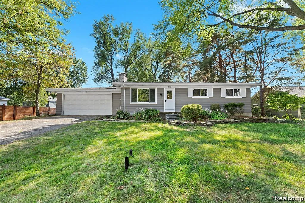 580 Colebrook Dr photo 1