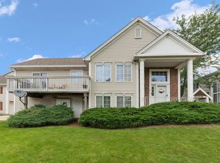 320 Rosebud Ct, Bolingbrook, IL 60440