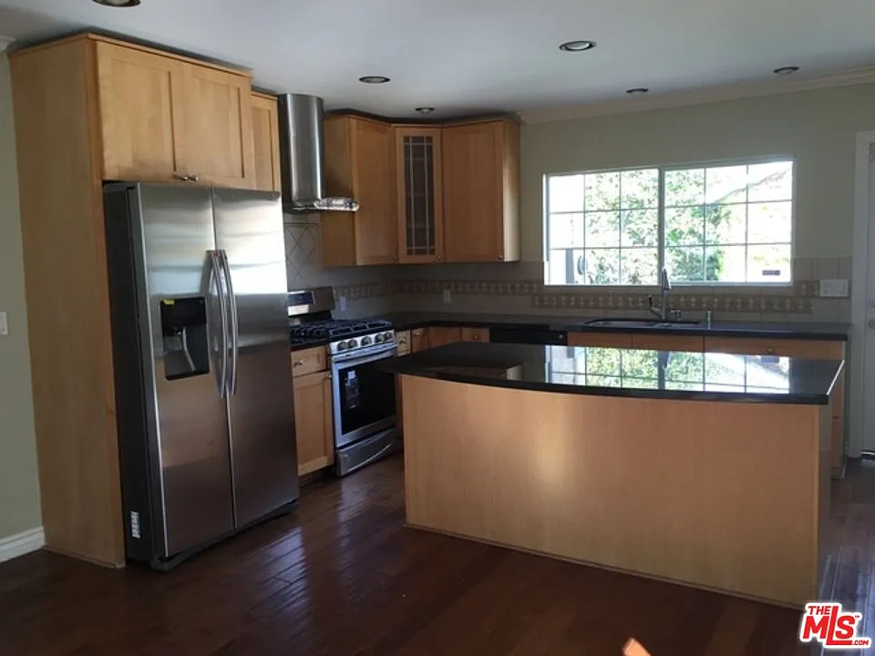 3 bed, 2.0 bath, 1473 sqft, $5,200 — Photo 3