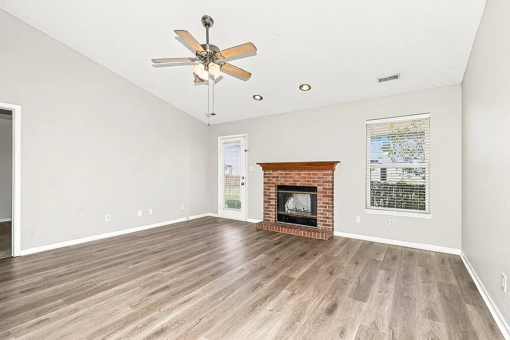 3 bed, 2.0 bath, 1207 sqft, $1,680 — Photo 4