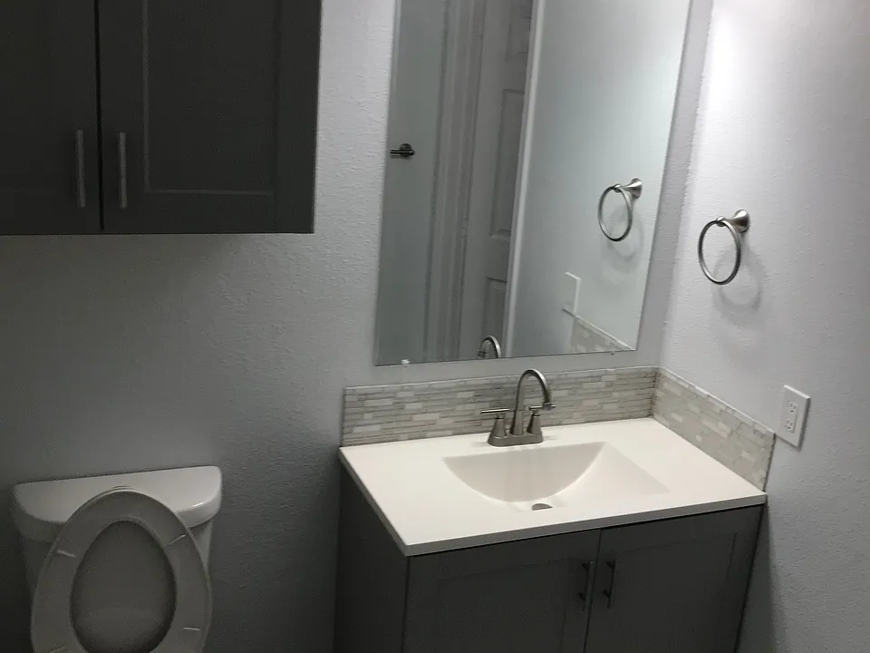 1136 Suburban Dr