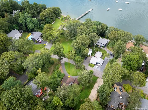 44 Chestnut Ave, Setauket, NY 11733