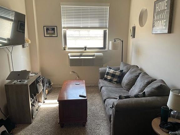 4th image of 406 Broadway St #1