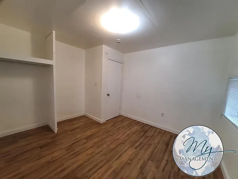 Beautiful location right on the river and adjacent to the City Park — Photo 22