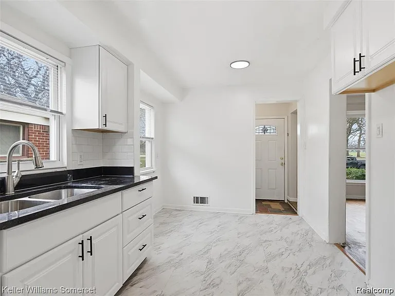 20271 Grandville Ave — Photo 8