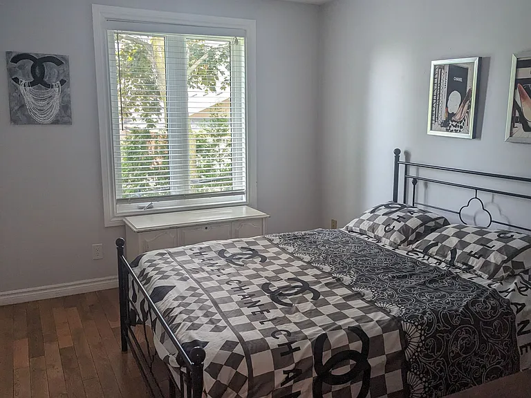 184 Dundas St E #UPPER LEVEL ONLY — Photo 8