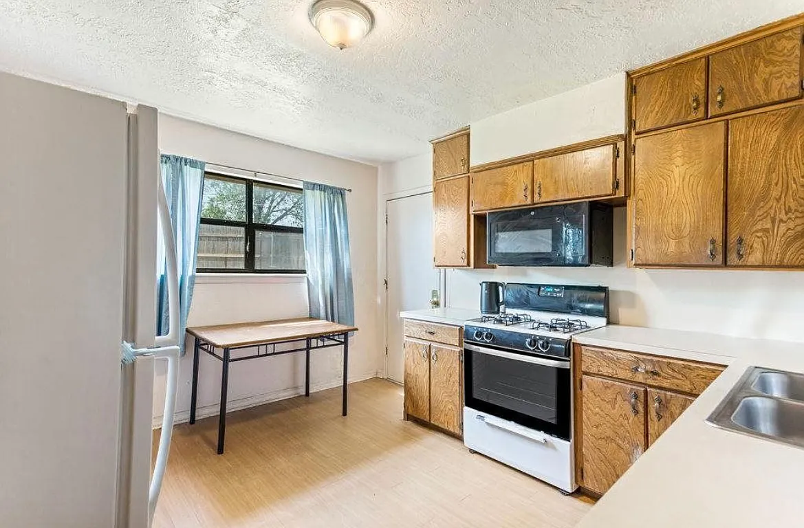3 bed, 1.5 bath, 1300 sqft, $1,395 — Photo 4