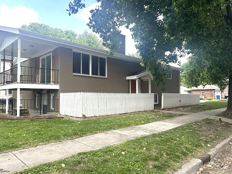 422 E Chapin St — Photo 1