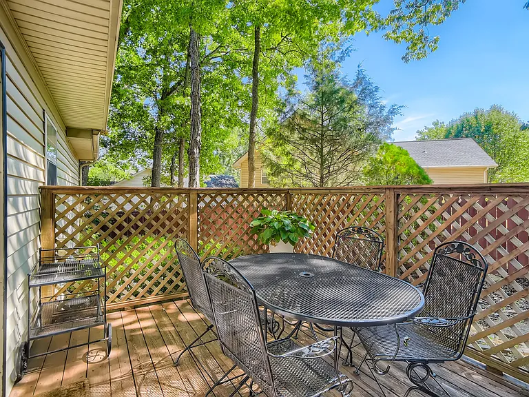 117 Southampton Ct — Photo 3