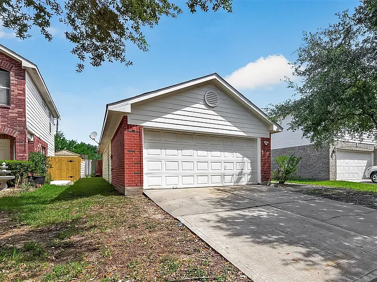 827 Royal George Ln — Photo 2