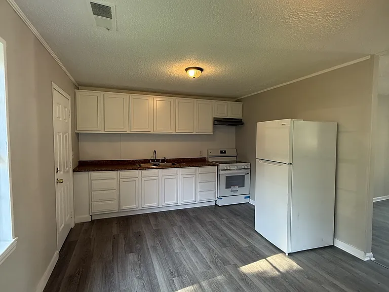 229 Oregon St — Photo 2
