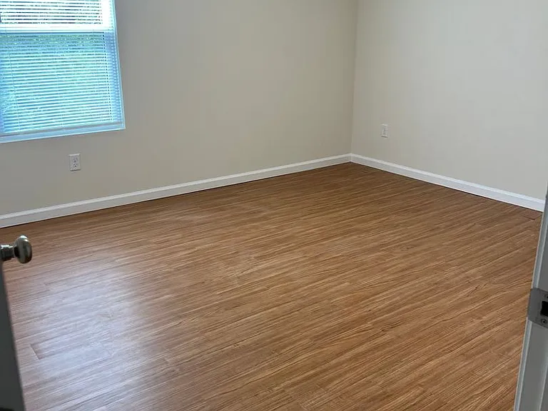 476 London Ct — Photo 2