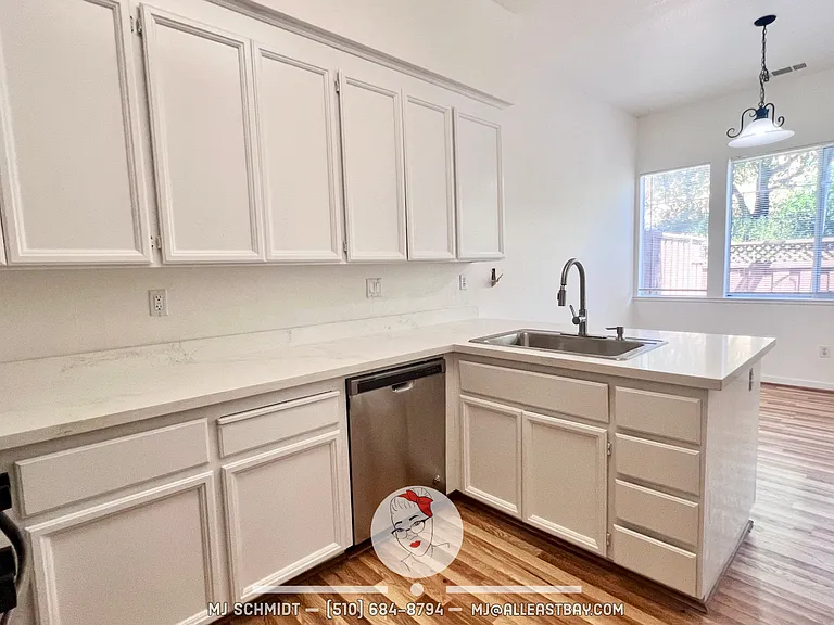 303 Sutton Cir — Photo 8