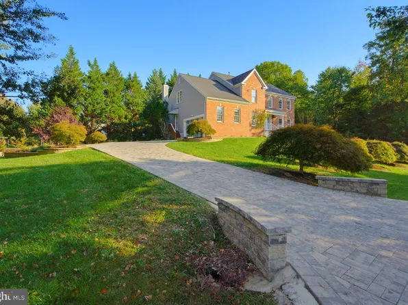 8233 Franklin Dr, Lorton, VA 22079