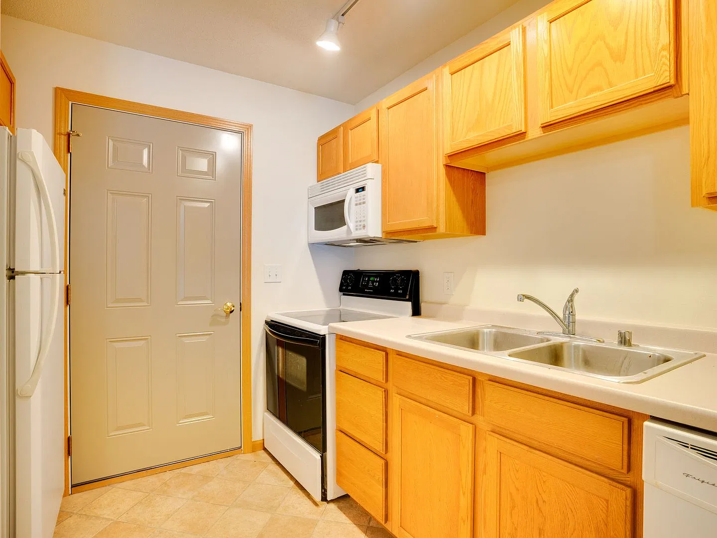 1204 Eastwood St — Photo 3