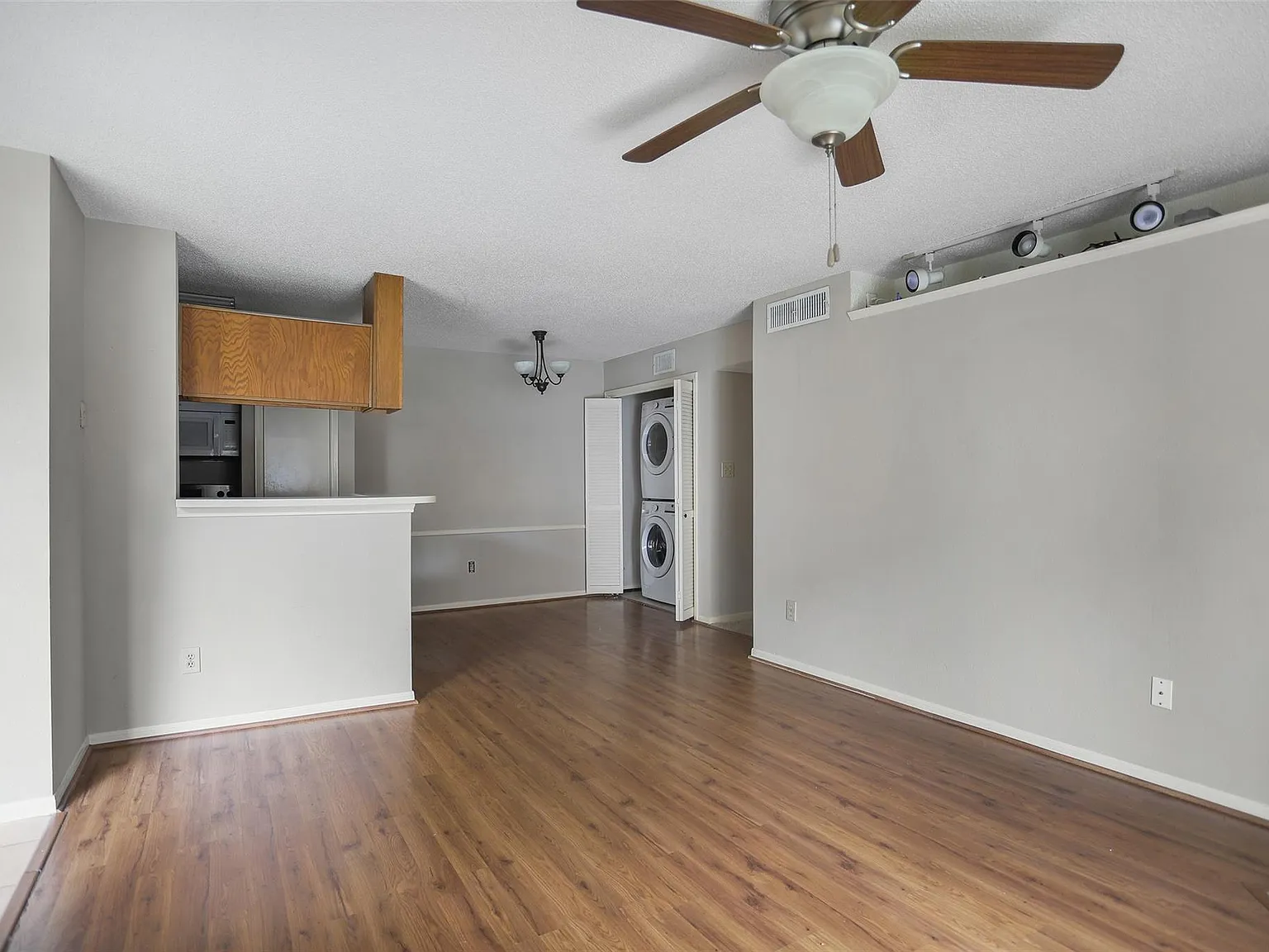 2 bed, 1.0 bath, 948 sqft, $1,150 — Photo 2