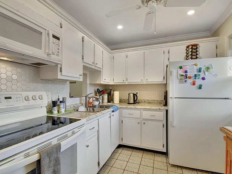 2121 NE 1st Ct #105 — Photo 6