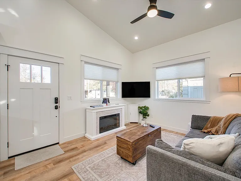 1413 W Rossi St — Photo 12
