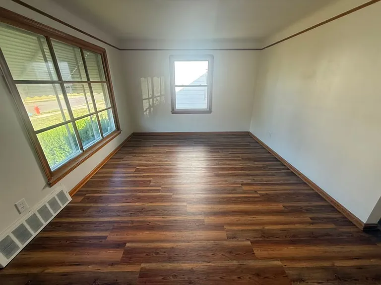 16011 Maplewood Ave — Photo 3