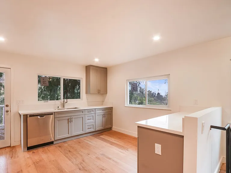 2042 N Alvarado St — Photo 10