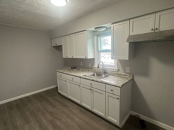 3rd image of 5571 Saxon Dr