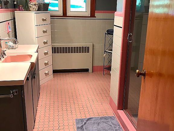 Main Bathroom 10x13